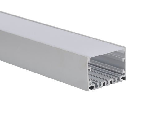 Goede prijs van de Tegenhangerpc van 6063t5 50x50mm Geleid de Strookkanaal Dekking met Verspreider online